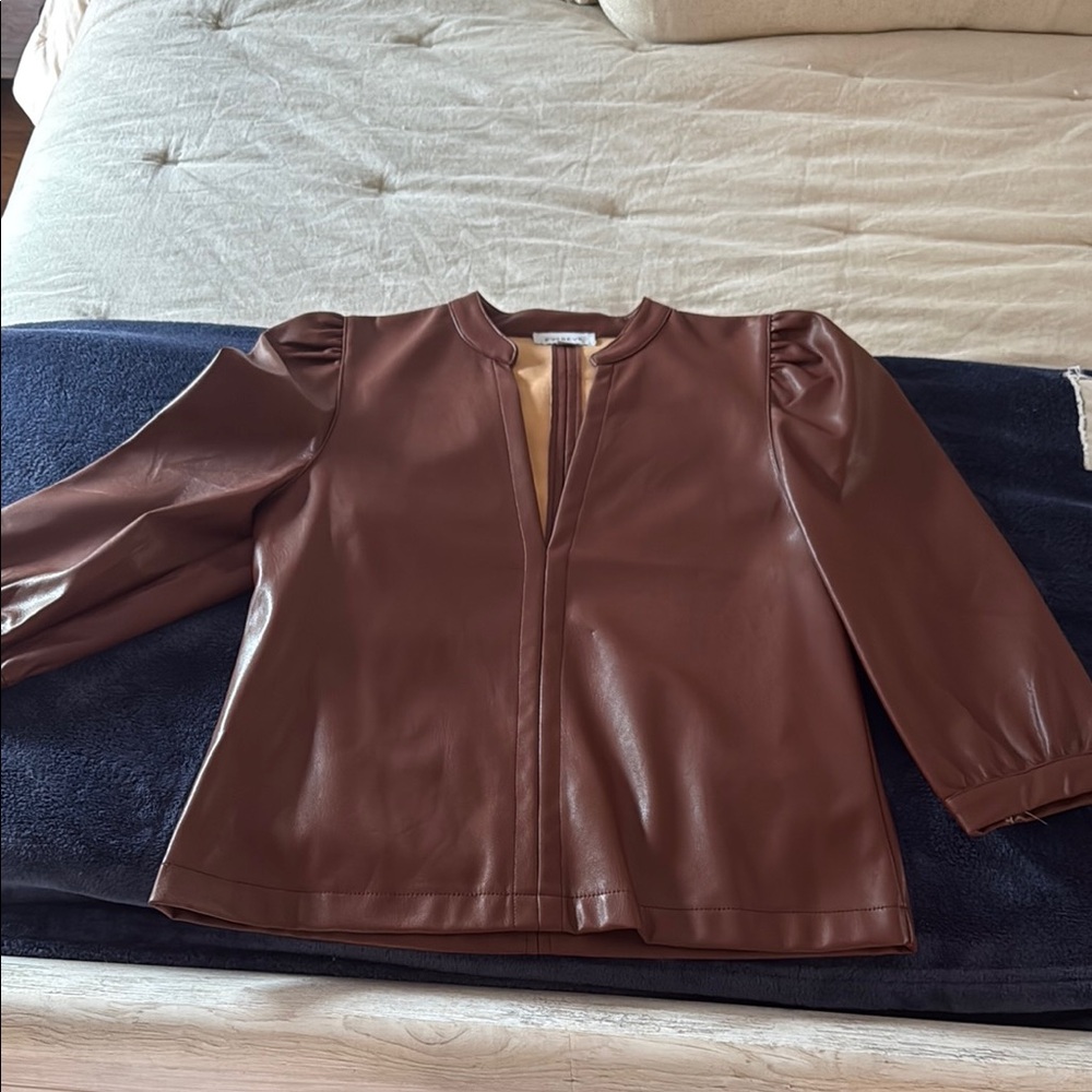Evereve XS Brown Faux Leather Top 🤎🤎